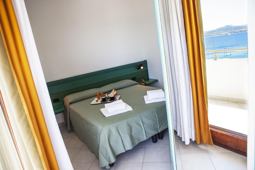 Hotel Miralonga La Maddalena  Oda fotoğraf